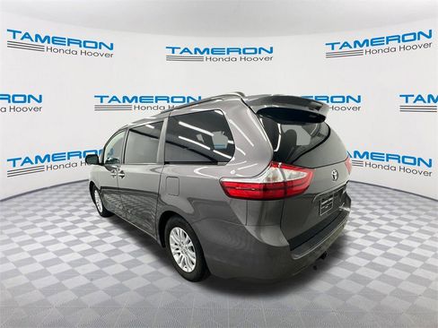 Used 2016 Toyota Sienna L image 3