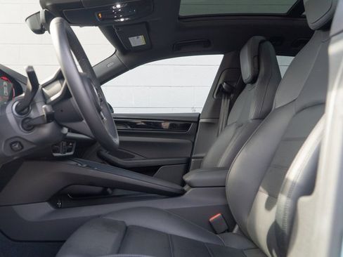 Certified 2025 Porsche Macan Electric image 18