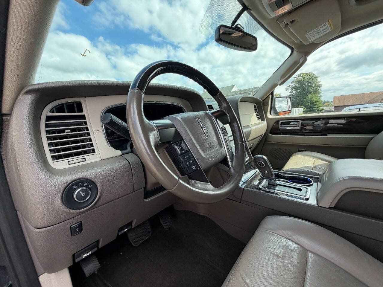 Used 2016 Lincoln Navigator Select RWD image 19