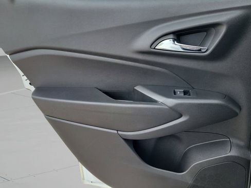 Used 2025 Chevrolet Trax RS FWD image 14