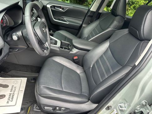 Used 2022 Toyota RAV4 XLE Premium image 11