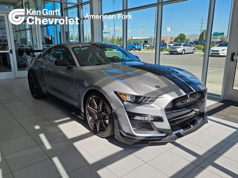 Used 2020 Ford Mustang Shelby GT500 w/ Carbon Fiber Track Pack RWD image 1