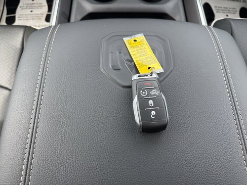 New 2026 RAM 2500 Laramie AWD/4WD image 17