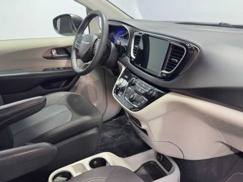 Used 2022 Chrysler Voyager LX FWD image 14