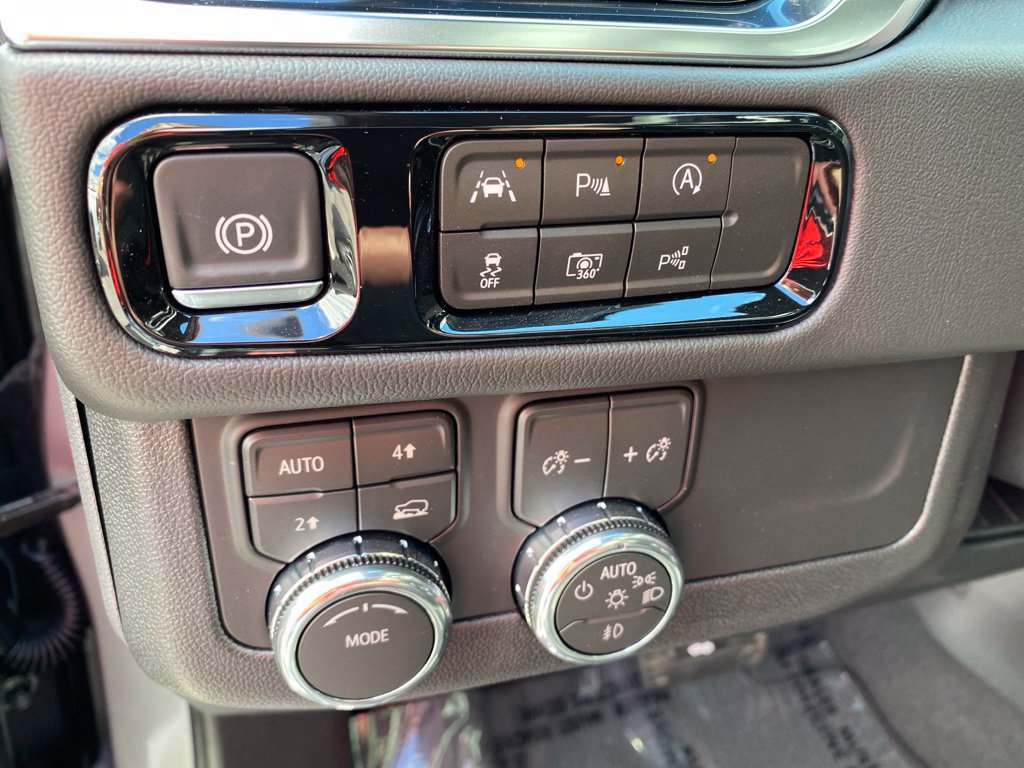 Used 2026 GMC Yukon Denali w/ Sun & Power Step Package AWD/4WD image 14