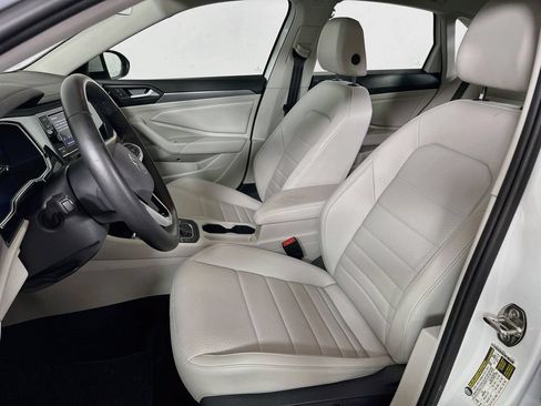 Used 2024 Volkswagen Jetta SE w/ Panoramic Sunroof Package FWD image 9