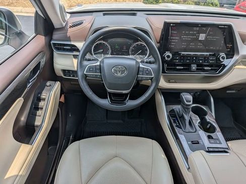 Used 2022 Toyota Highlander Platinum FWD image 17