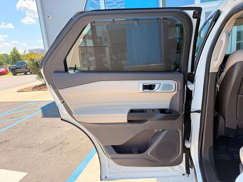 Used 2020 Ford Explorer Platinum w/ Premium Technology Package AWD/4WD image 19