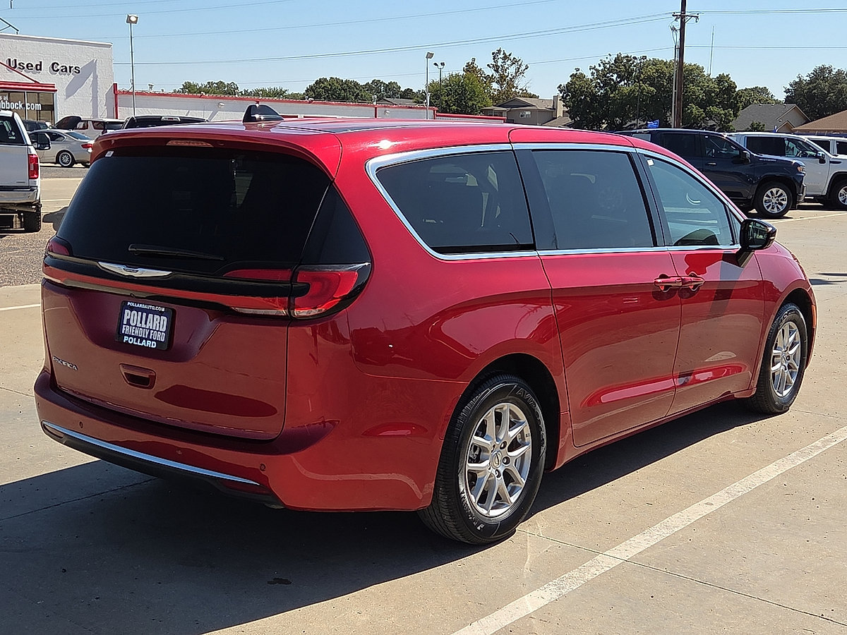 Used 2024 Chrysler Pacifica Touring-L FWD image 5