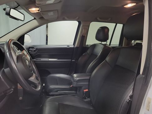 Used 2016 Jeep Compass Latitude FWD image 16
