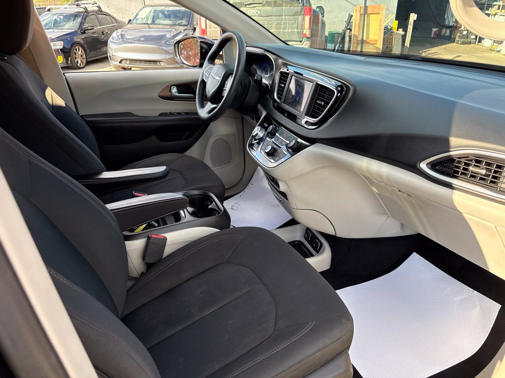 Used 2018 Chrysler Pacifica Touring Plus w/ Tire & Wheel Group FWD image 40