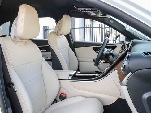 Used 2025 Mercedes-Benz GLC 300 image 16