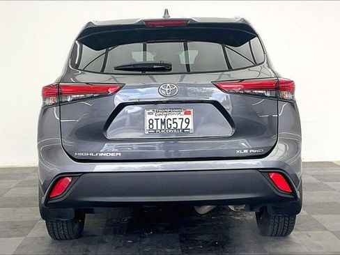 Used 2021 Toyota Highlander XLE AWD/4WD image 3