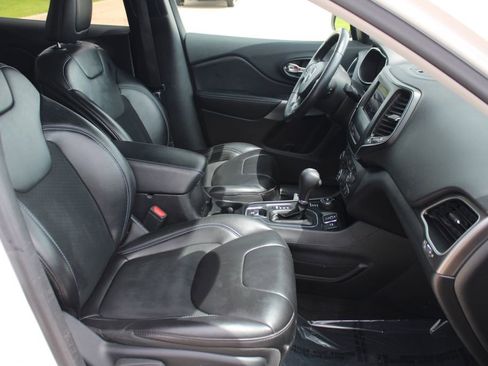 Used 2019 Jeep Cherokee Latitude Plus w/ Comfort/Convenience Group AWD/4WD image 8