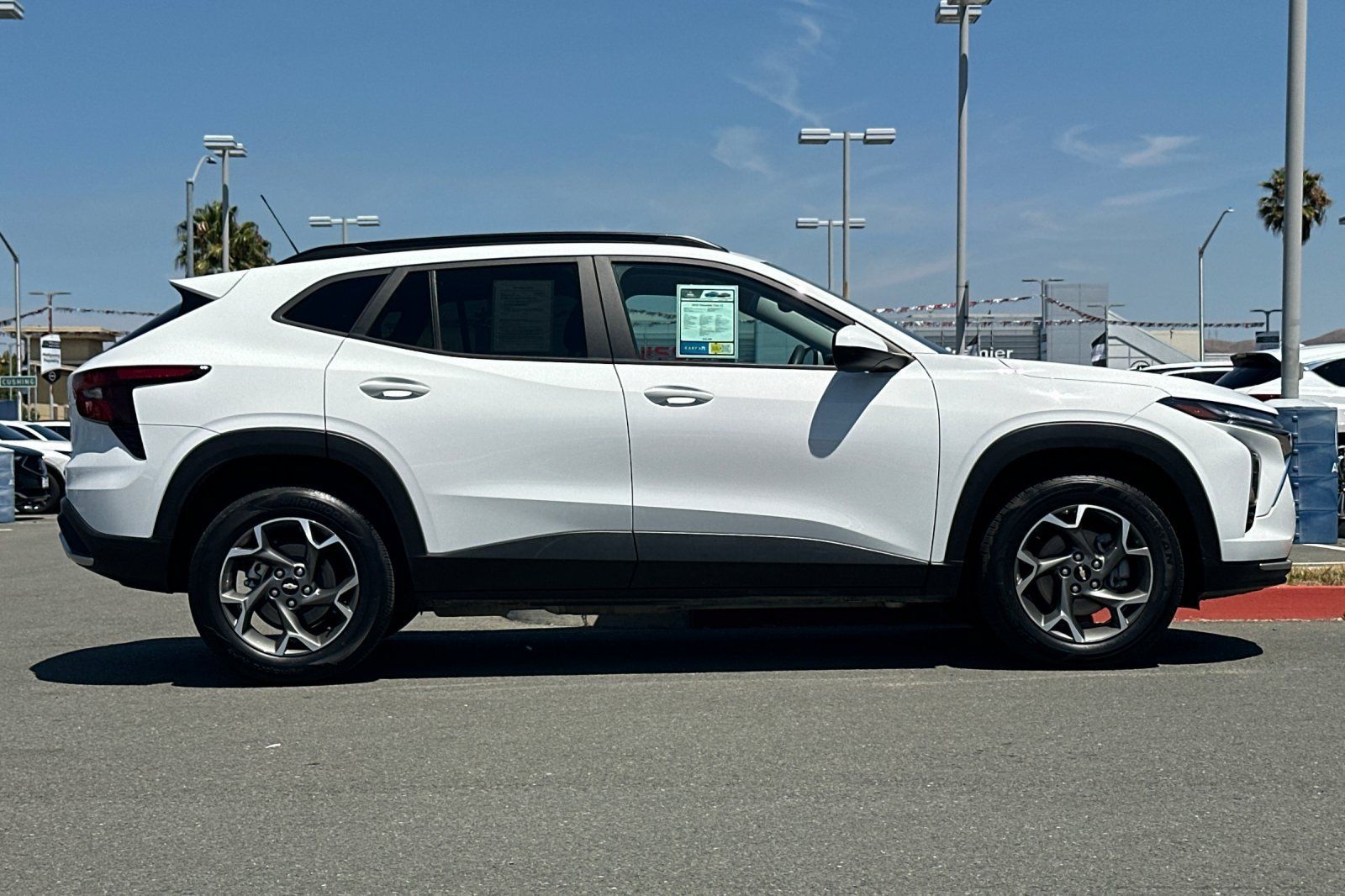 Used 2025 Chevrolet Trax LT FWD image 3
