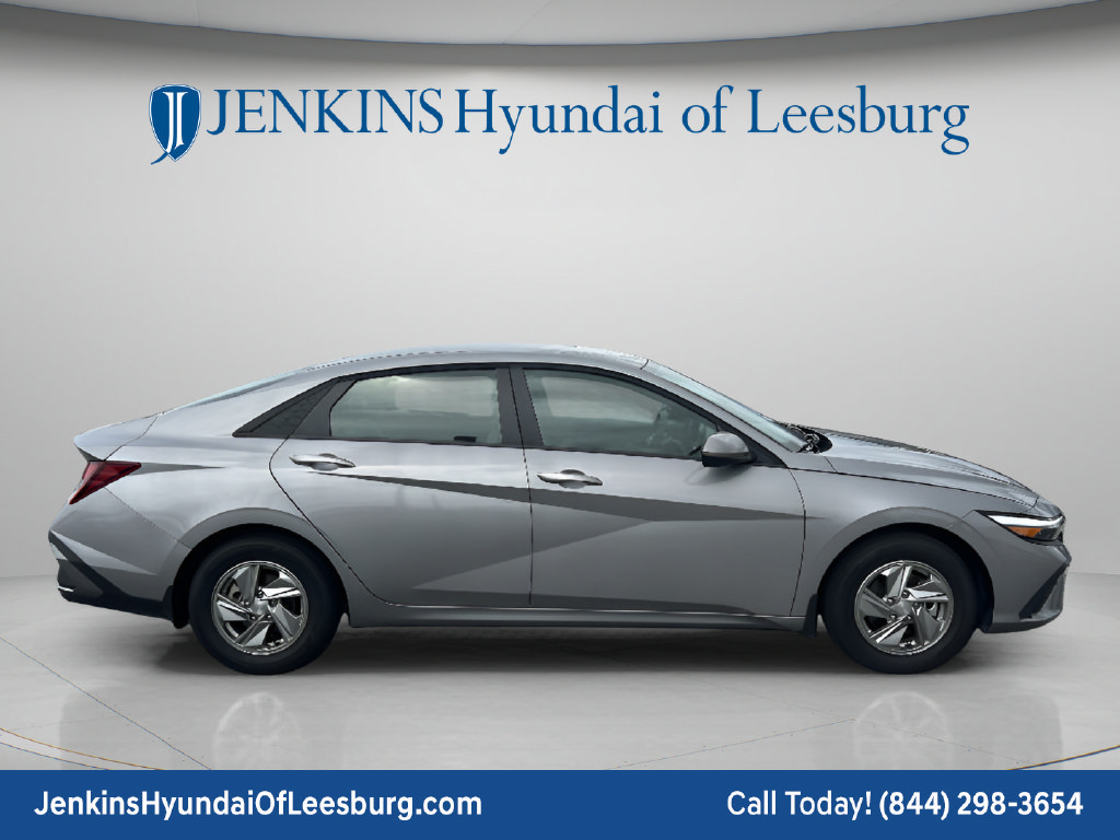 New 2026 Hyundai Elantra SE FWD image 3