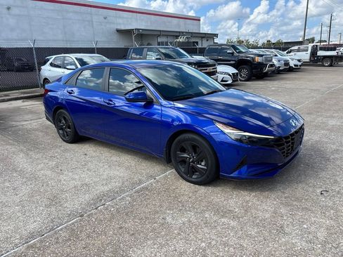 Used 2023 Hyundai Elantra SEL FWD image 3