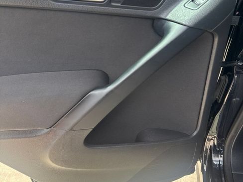 Used 2017 Volkswagen Tiguan Limited w/ Alloy Wheels Package FWD image 20