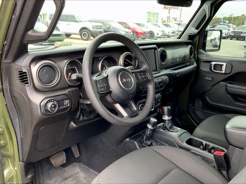 Used 2023 Jeep Gladiator Sport image 16