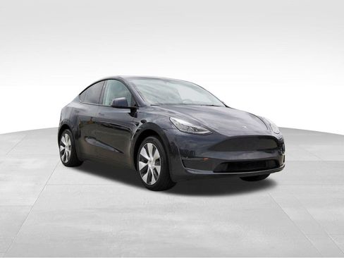 Used 2024 Tesla Model Y Long Range RWD image 1