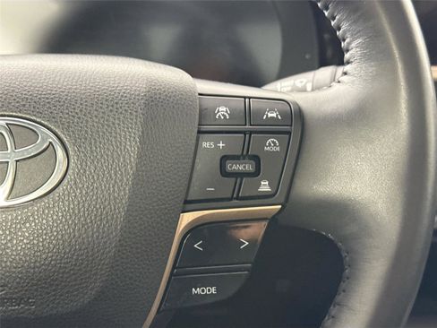 Used 2023 Toyota Crown Limited image 18