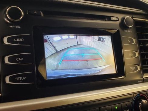 Used 2017 Toyota Highlander LE w/ Carpet Mat Package AWD/4WD image 22