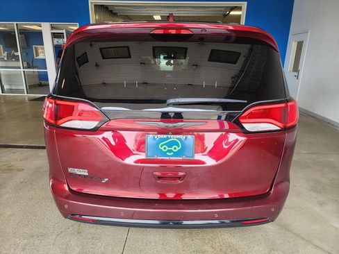 Used 2019 Chrysler Pacifica Touring-L w/ S Appearance Package FWD image 3