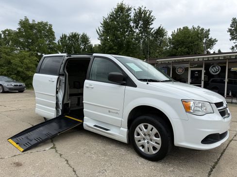 Used 2016 Dodge Grand Caravan SE w/ Quick Order Package 29E SE FWD image 1