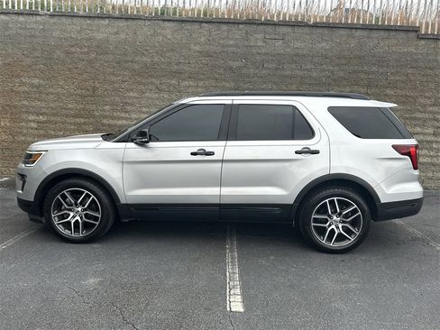 Used 2018 Ford Explorer Sport image 4