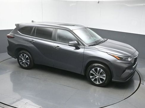 Used 2024 Toyota Highlander XLE FWD image 41