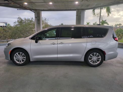 New 2026 Chrysler Pacifica Select image 8