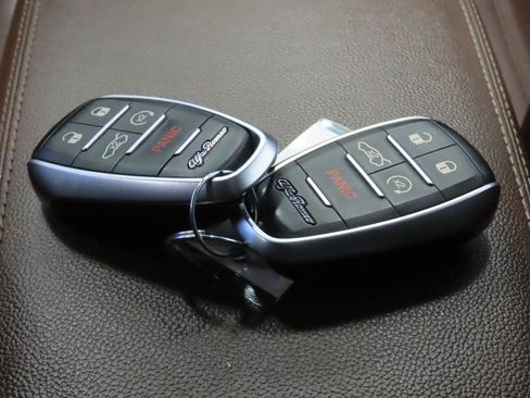 Used 2023 Alfa Romeo Stelvio Ti AWD/4WD image 19