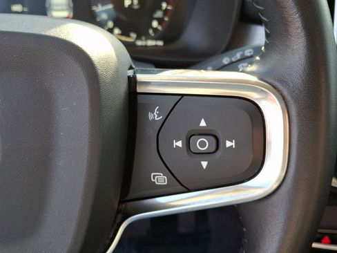 Used 2019 Volvo XC40 T5 Momentum image 24