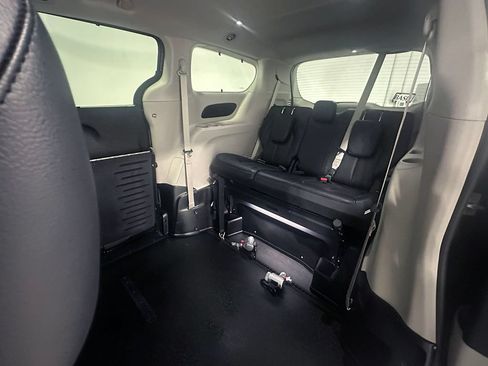 Used 2022 Chrysler Pacifica Touring-L FWD image 16