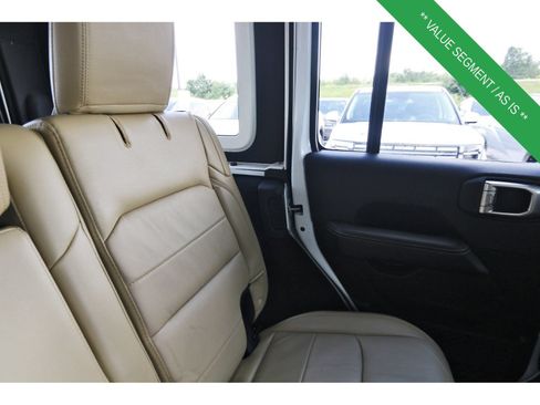 Used 2018 Jeep Wrangler Unlimited Sahara AWD/4WD image 15