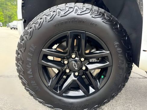 Used 2025 Chevrolet Silverado 1500 Custom Trail Boss AWD/4WD image 14