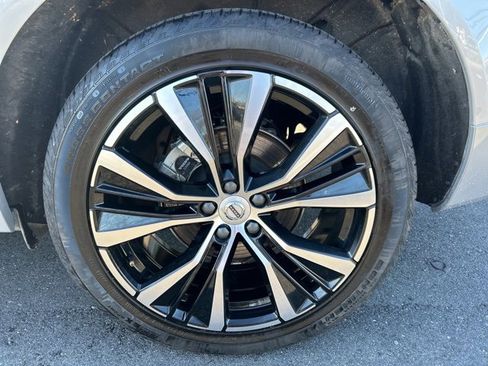 Certified 2025 Volvo XC60 B5 Plus image 9