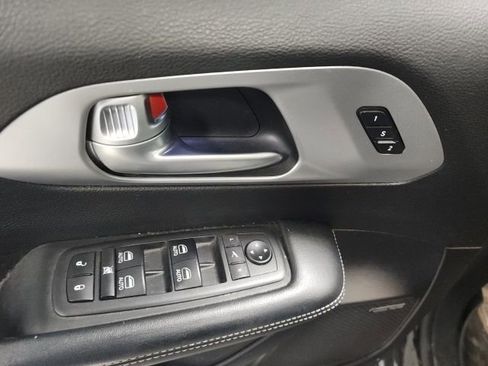Used 2019 Chrysler Pacifica Limited image 13