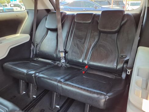 Used 2023 Kia Carnival LX FWD image 12