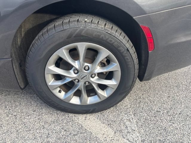 Certified 2023 Chrysler Pacifica Touring-L AWD/4WD image 7
