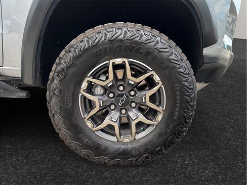 Used 2025 Chevrolet Colorado ZR2 w/ Technology Package AWD/4WD image 13