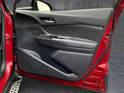 Used 2019 Toyota C-HR XLE image 22