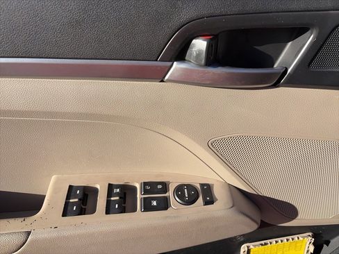 Used 2019 Hyundai Elantra SE image 14