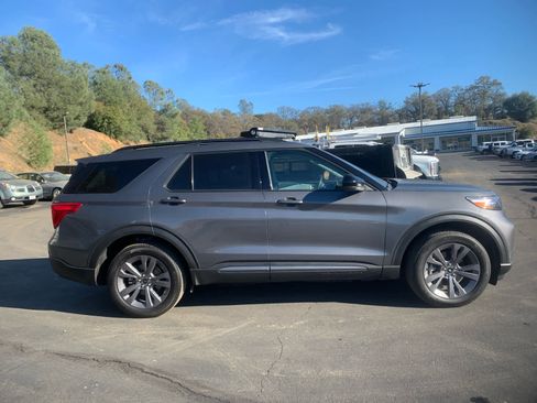 Used 2023 Ford Explorer XLT w/ Equipment Group 202A image 4