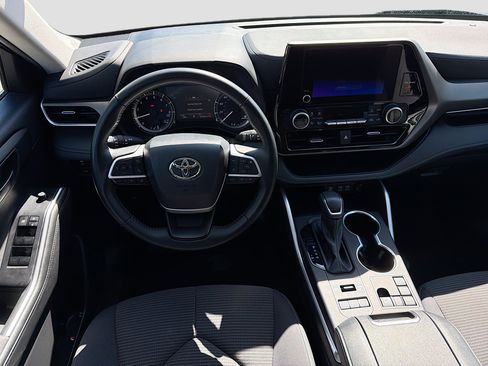 Used 2024 Toyota Highlander LE image 17