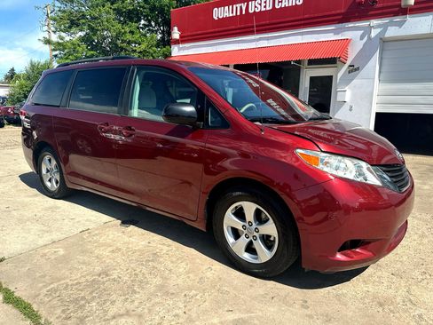 Used 2014 Toyota Sienna LE image 3