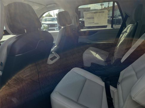 New 2026 Lincoln Navigator Premiere AWD/4WD image 17