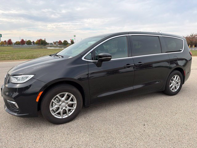 Used 2026 Chrysler Pacifica Select FWD image 1