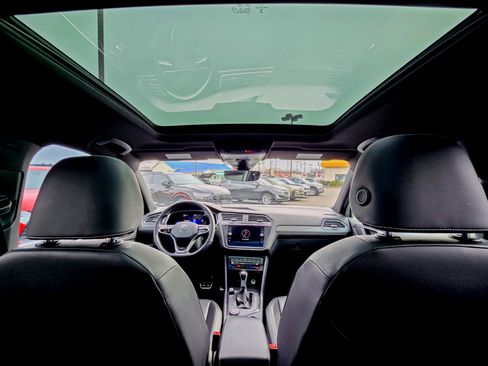 Used 2022 Volkswagen Tiguan SE R-Line image 2