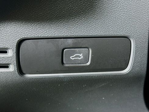 Used 2024 Volvo XC40 B5 Plus w/ Climate Package image 17